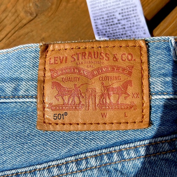 Authentic Levi’s 501 Jean Shorts with Floral Embroidery - Size 26 - Picture 10 of 11